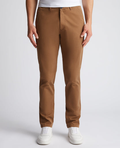 Man wearing a orange Slim Fit Cotton-Stretch Washed Chino