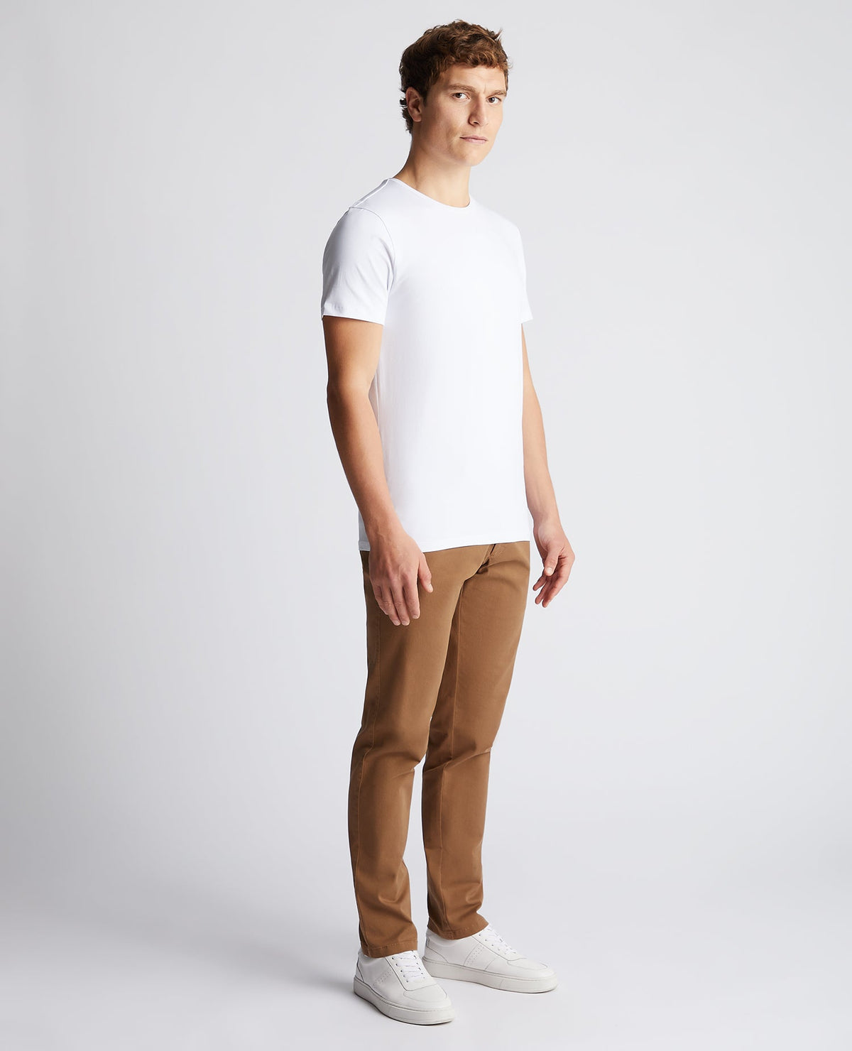 Man wearing a orange Slim Fit Cotton-Stretch Washed Chino