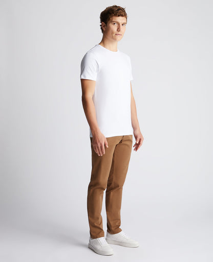 Man wearing a orange Slim Fit Cotton-Stretch Washed Chino