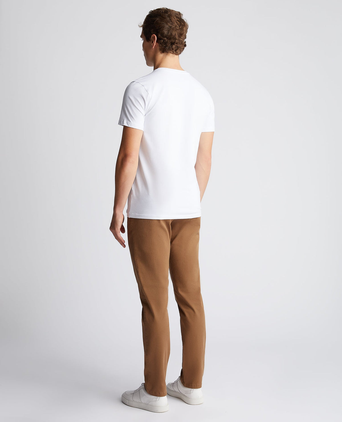 Man wearing a orange Slim Fit Cotton-Stretch Washed Chino