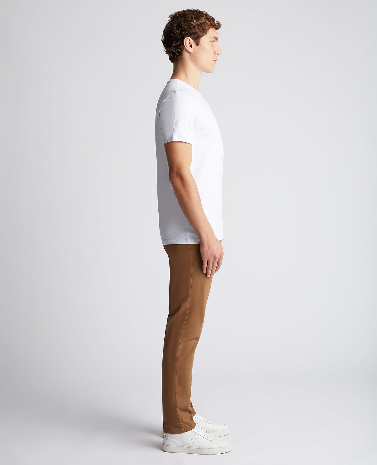 Man wearing a orange Slim Fit Cotton-Stretch Washed Chino