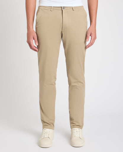 Man wearing a stone chino