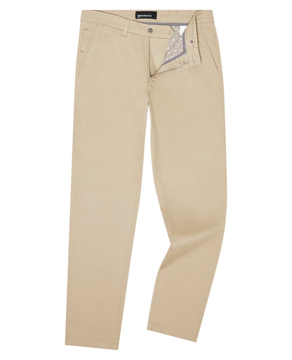 Man wearing a stone chino