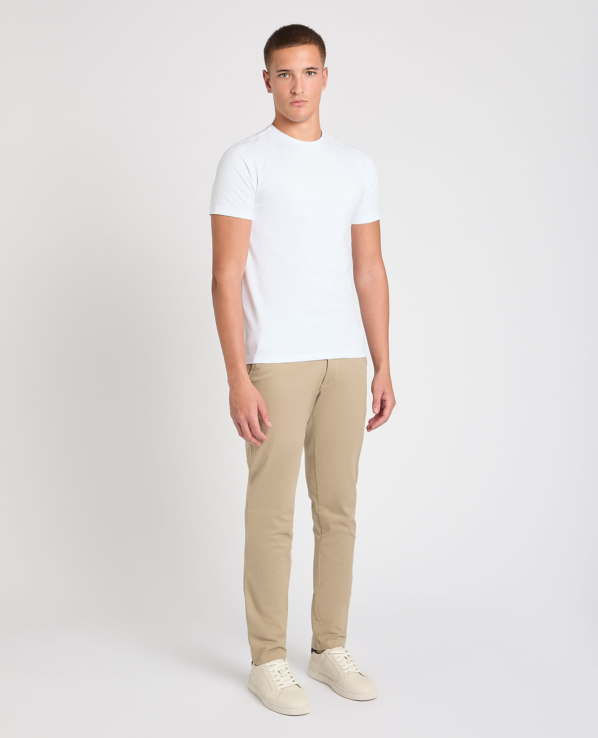 Man wearing a stone chino