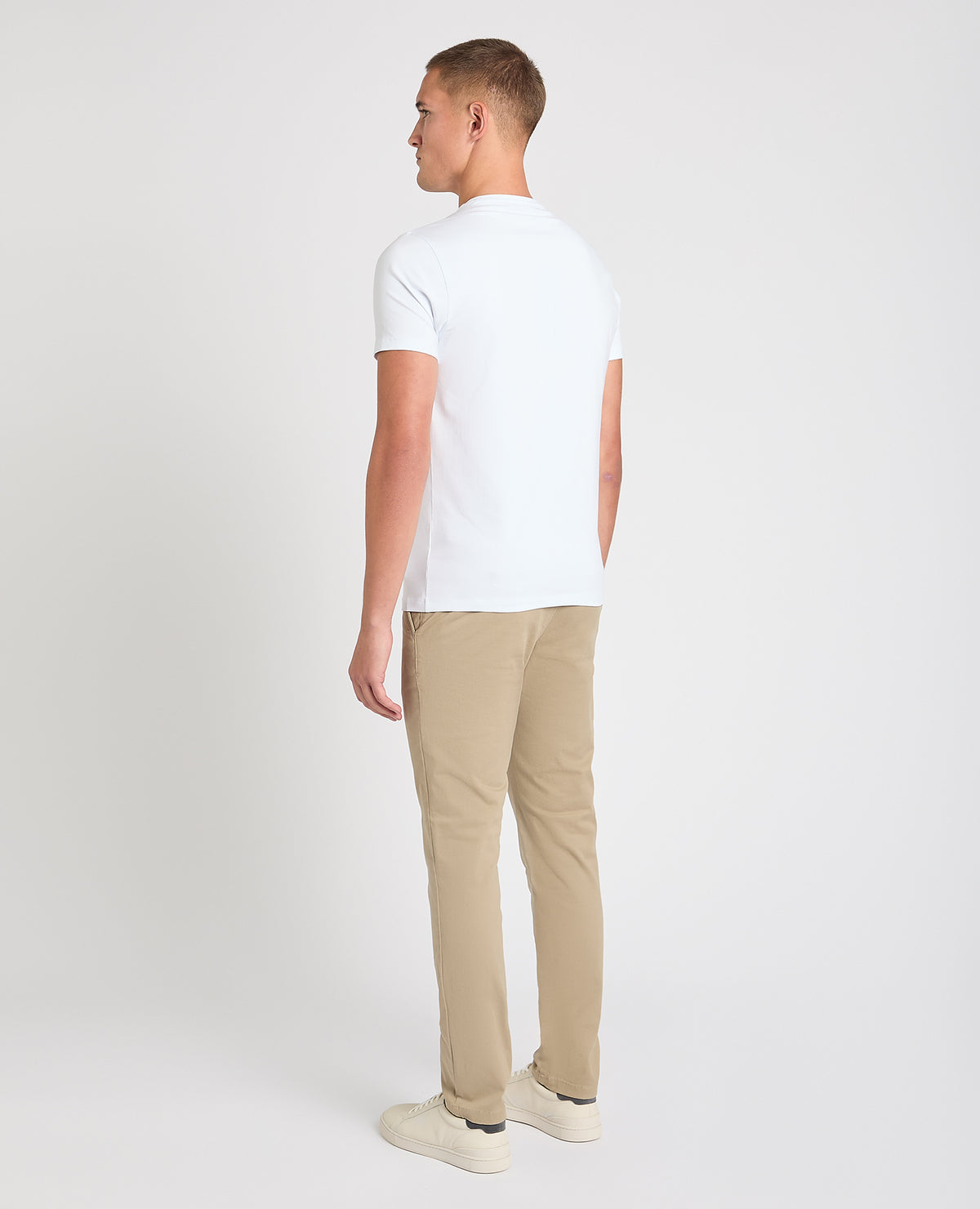 Man wearing a stone chino