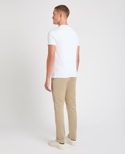 Man wearing a stone chino