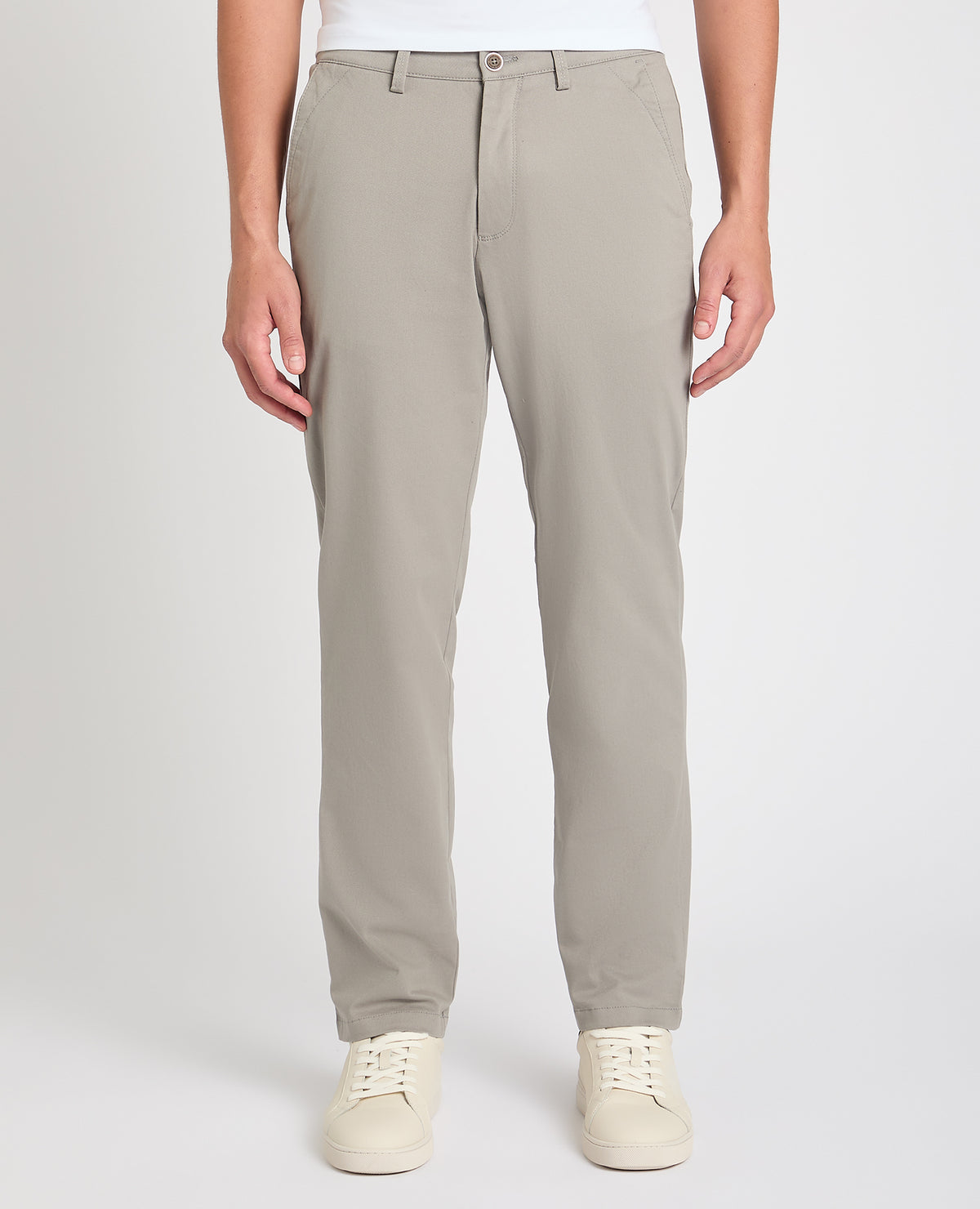 Man wearing a Grey chino