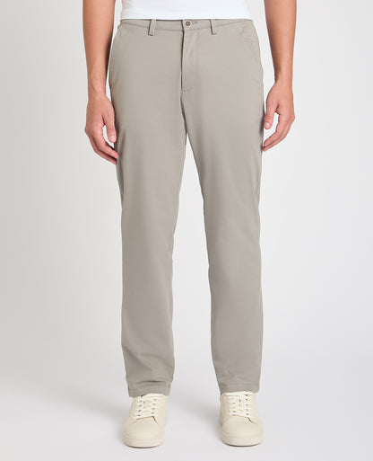 Man wearing a Grey chino