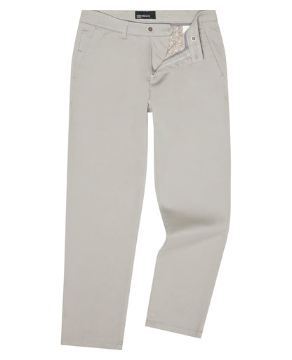 Man wearing a Grey chino