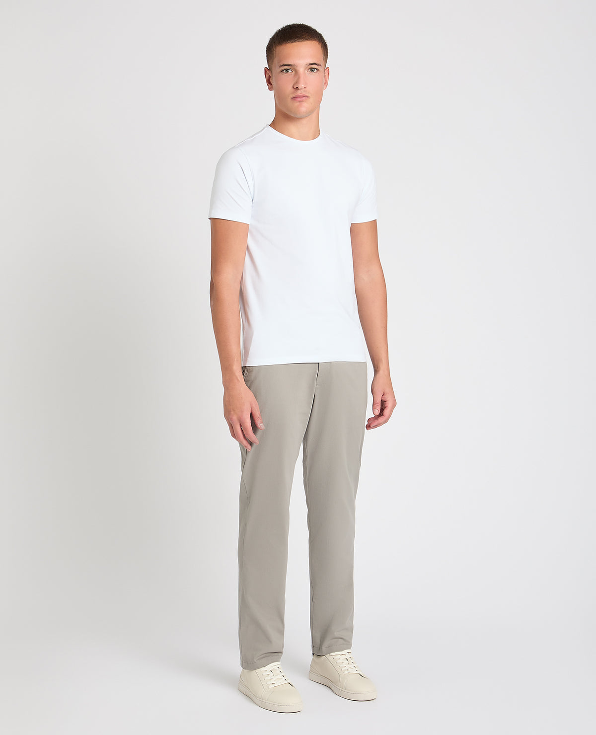 Man wearing a Grey chino