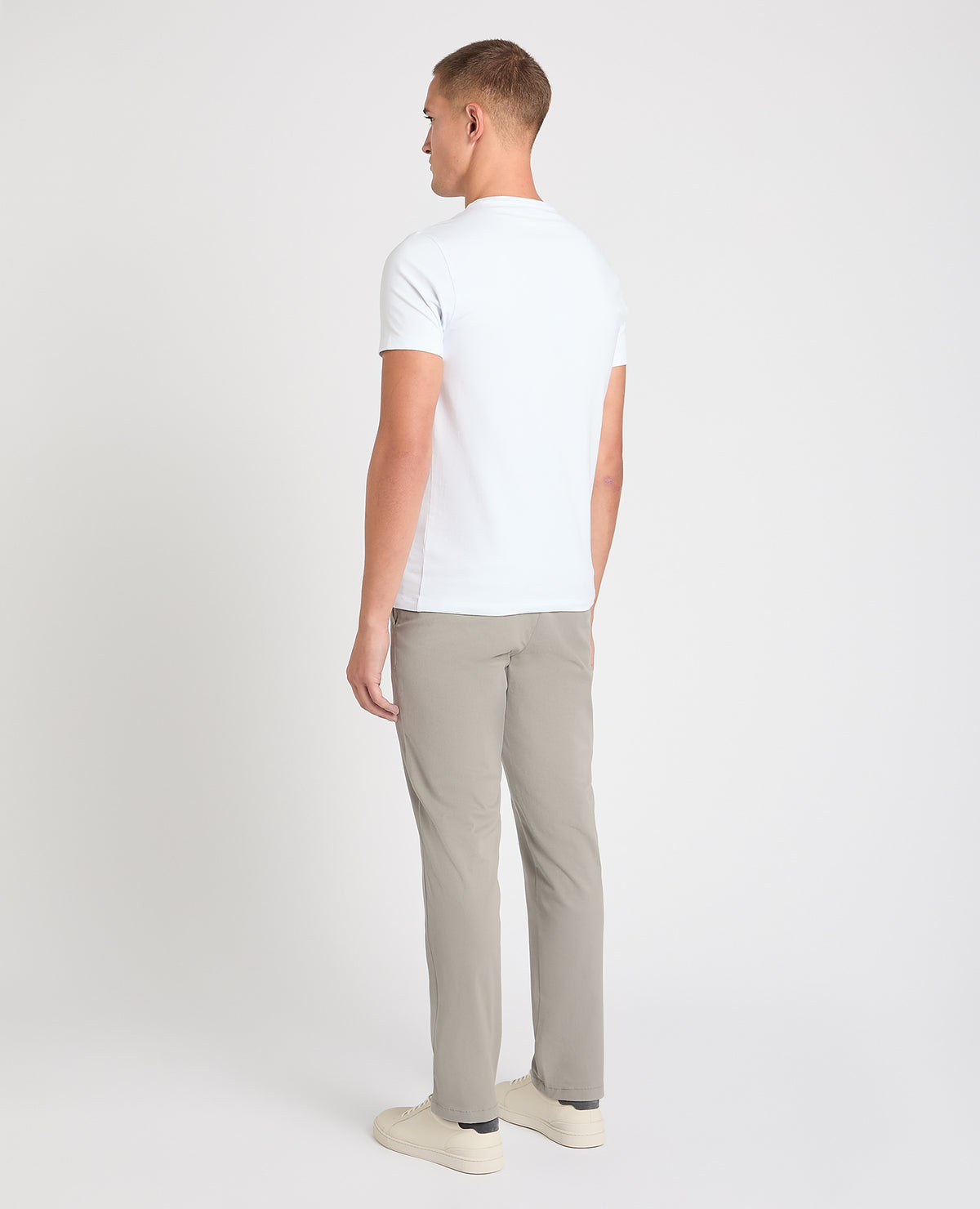 Man wearing a Grey chino