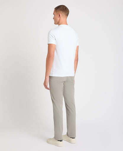 Man wearing a Grey chino