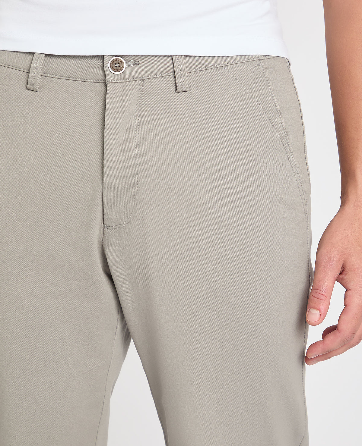 Man wearing a Grey chino