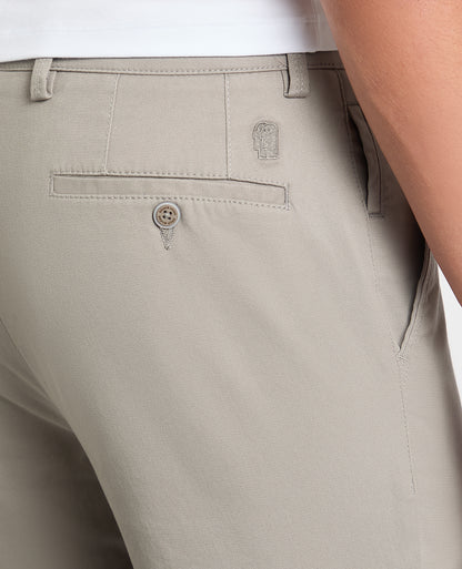Man wearing a Grey chino