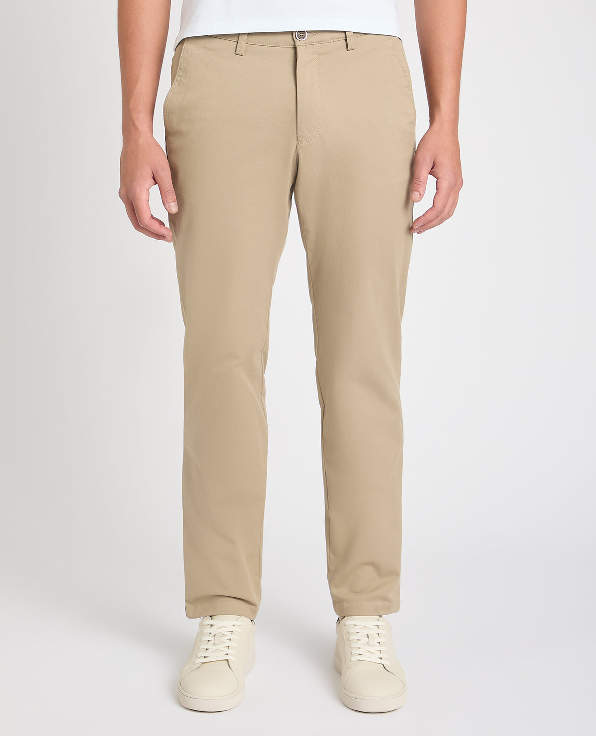 Man wearing a stone chino