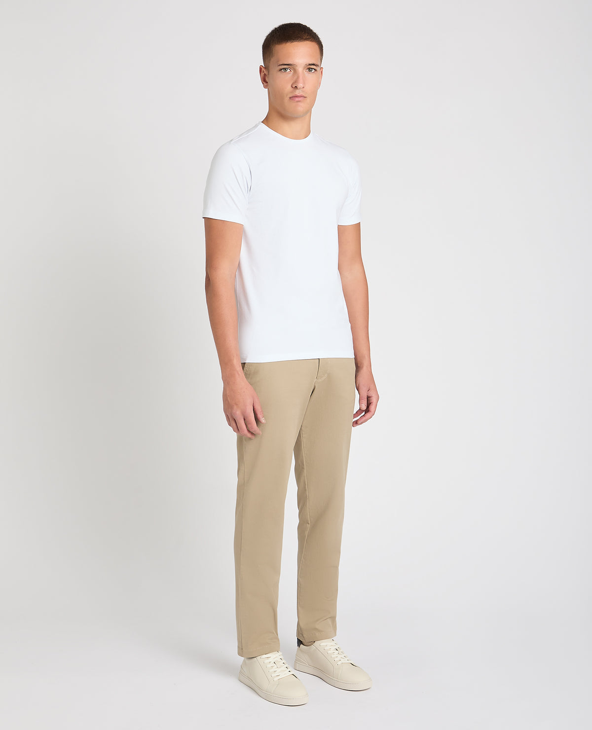 Man wearing a stone chino