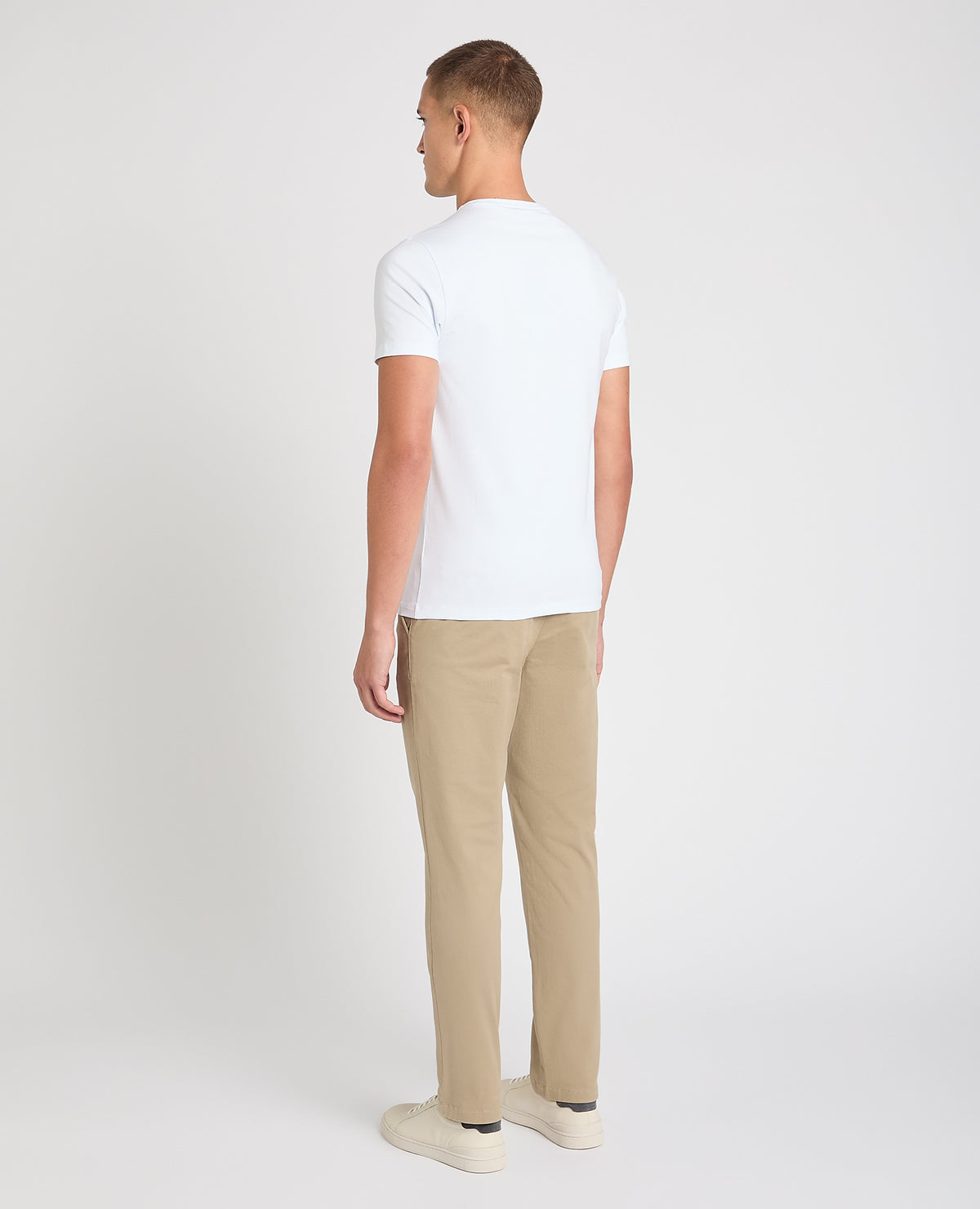 Man wearing a stone chino