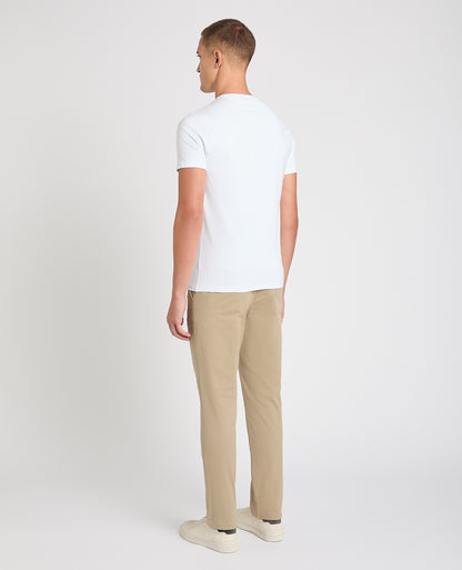 Man wearing a stone chino