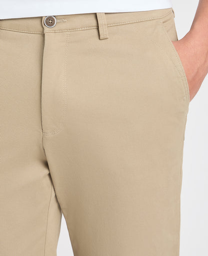 Man wearing a stone chino