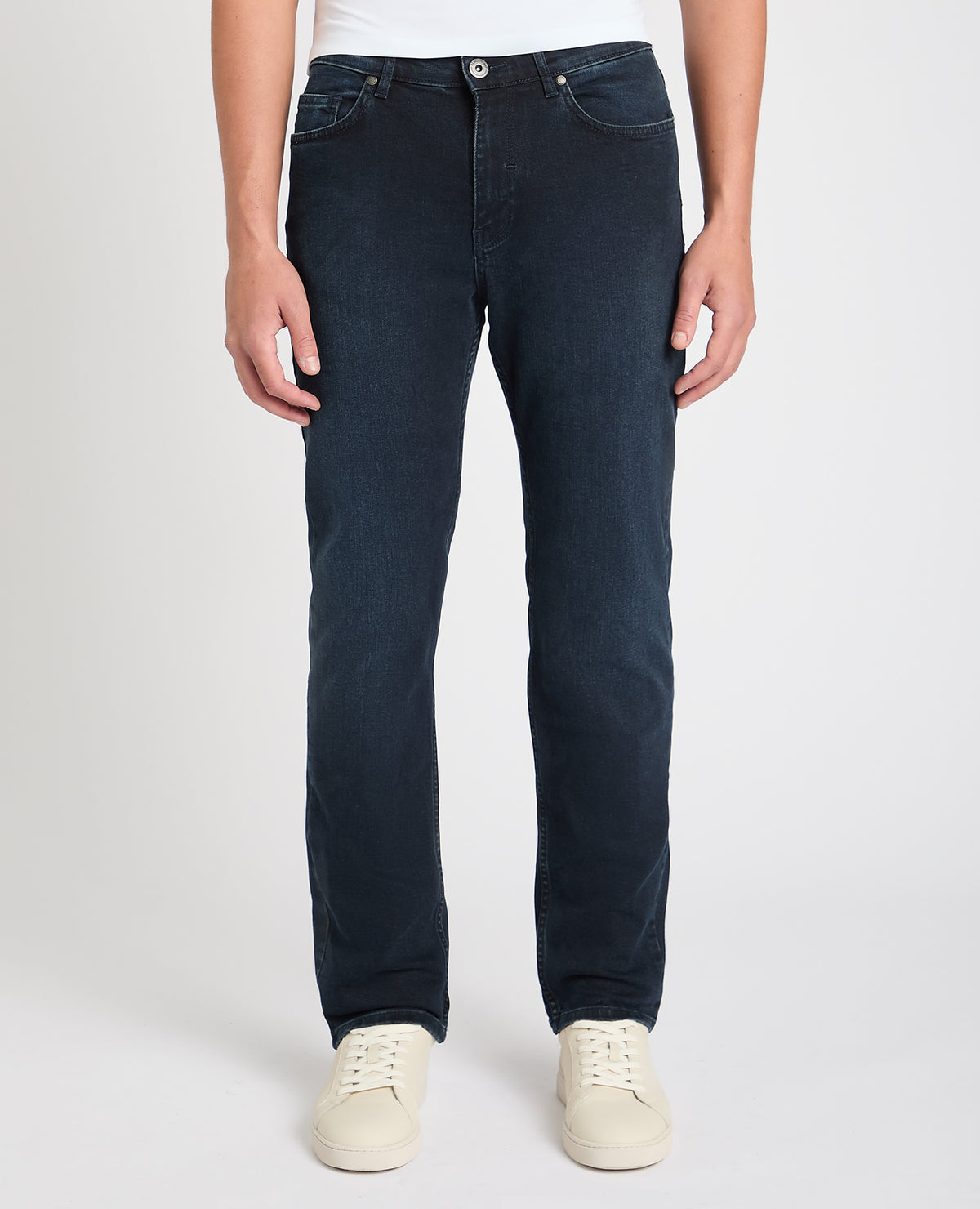 Man wearing a navy jean