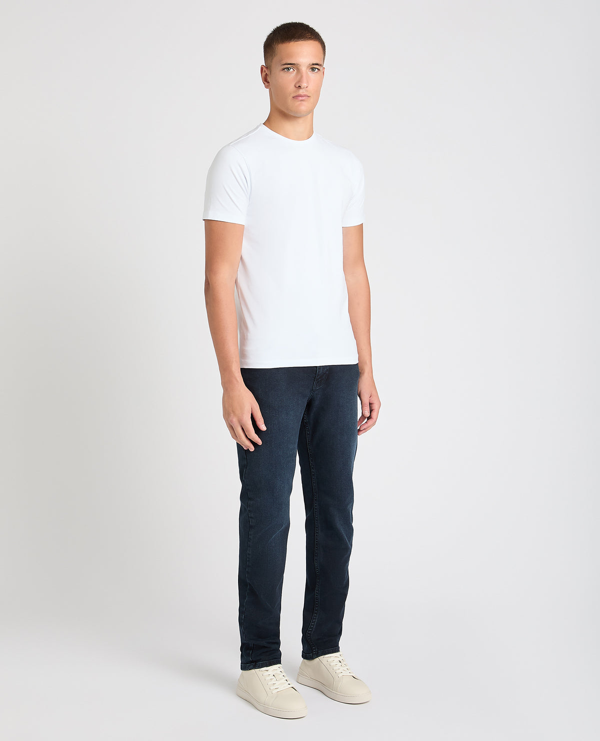 Man wearing a navy jean