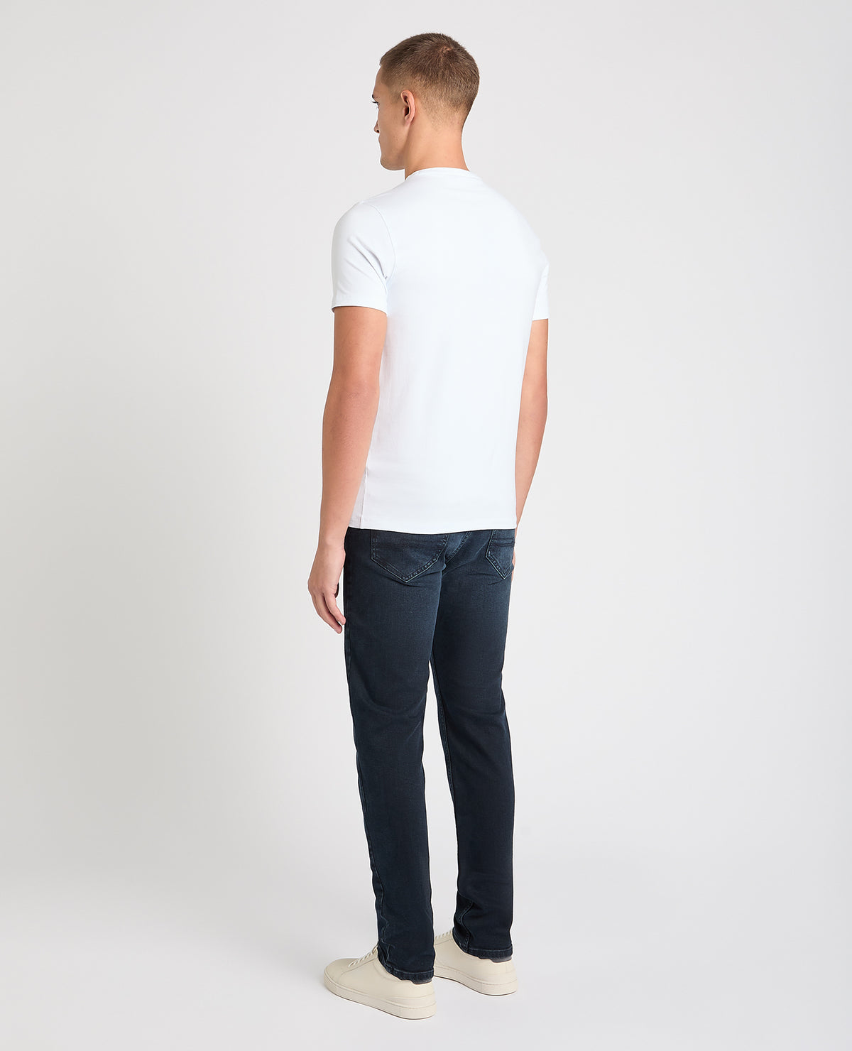 Man wearing a navy jean