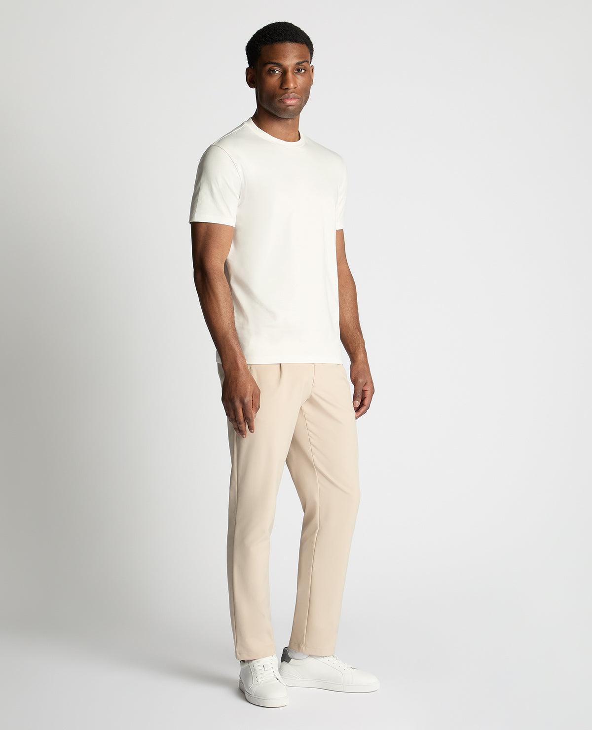 Man wearing a stone chino