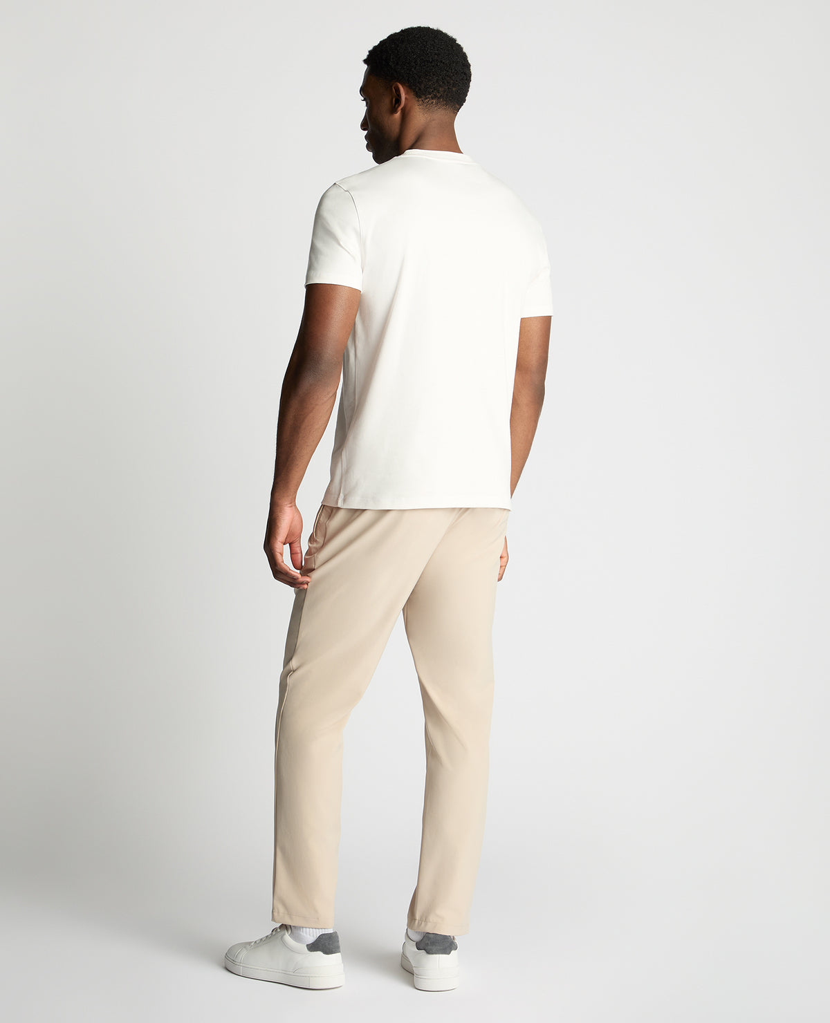Man wearing a stone chino