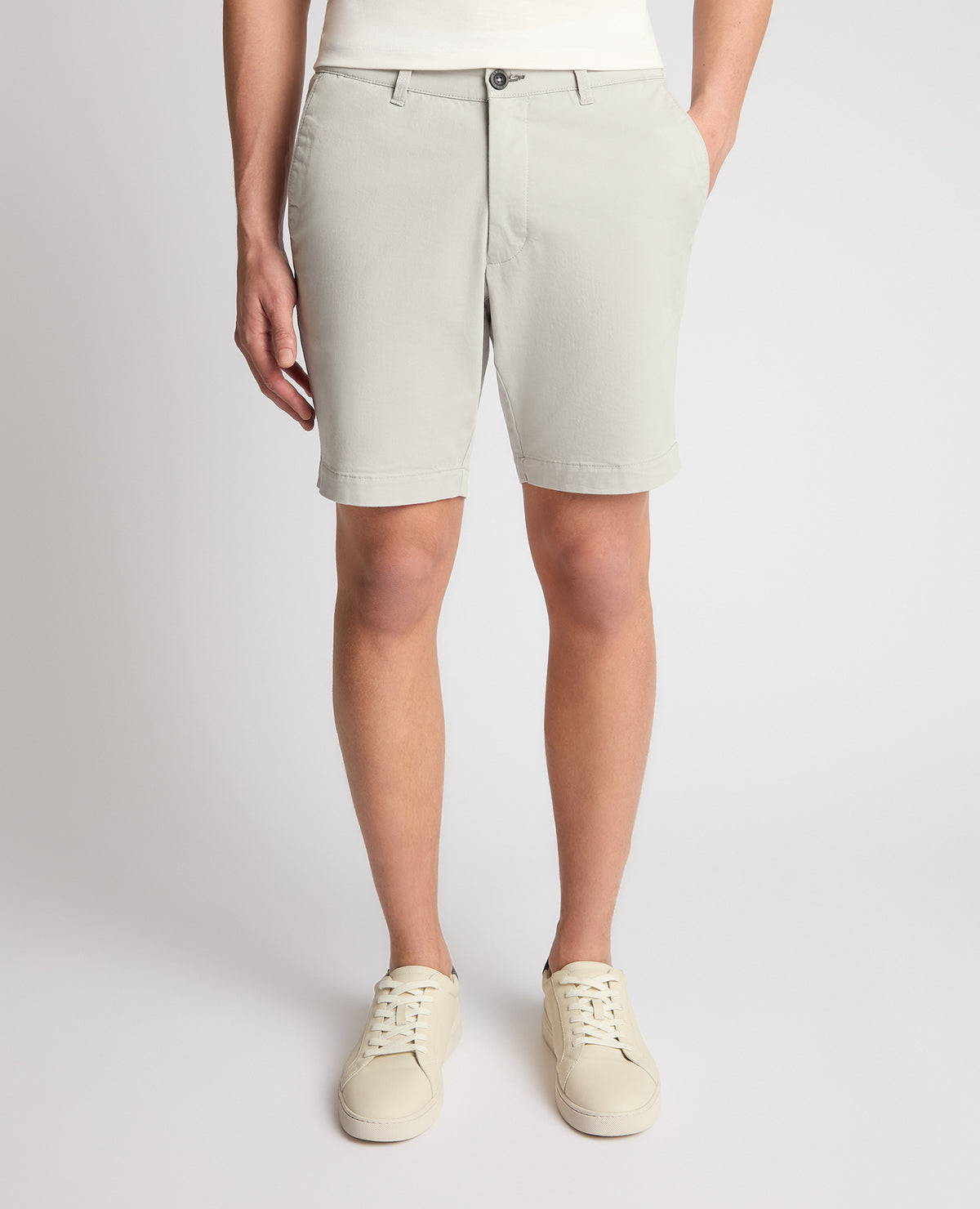 Man wearing a Grey chino