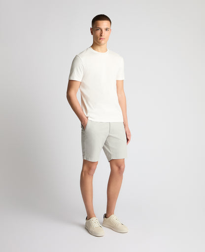 Man wearing a Grey chino