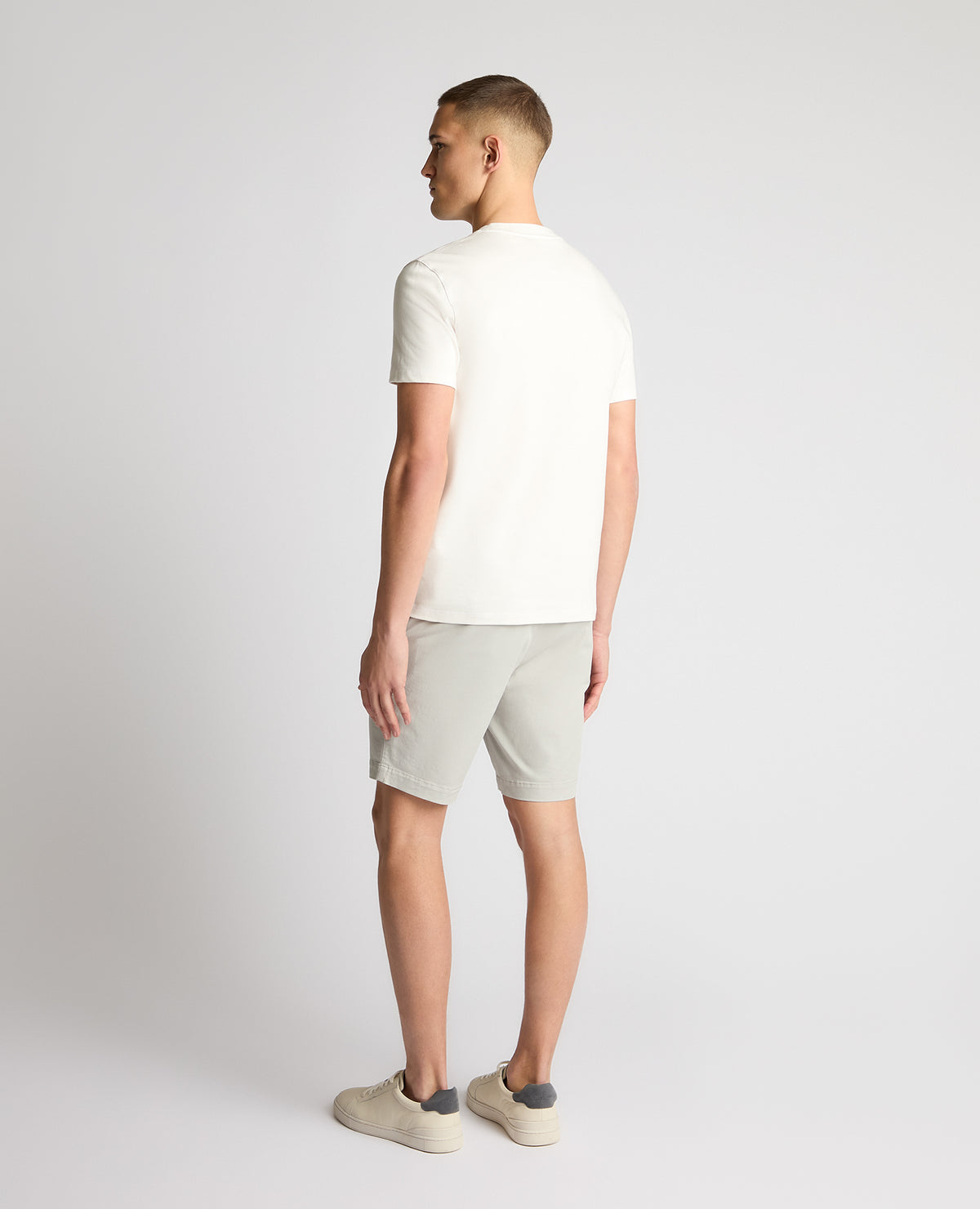 Man wearing a Grey chino