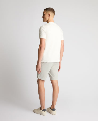Man wearing a Grey chino