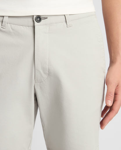 Man wearing a Grey chino
