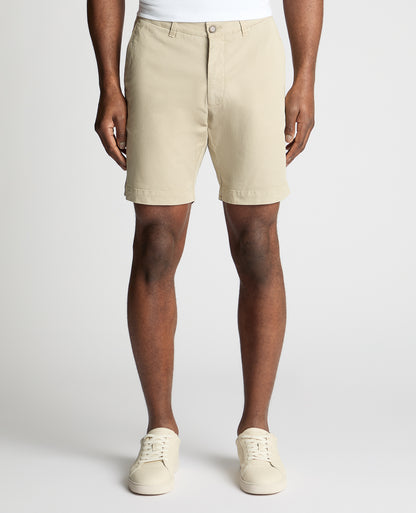 Man wearing a stone chino