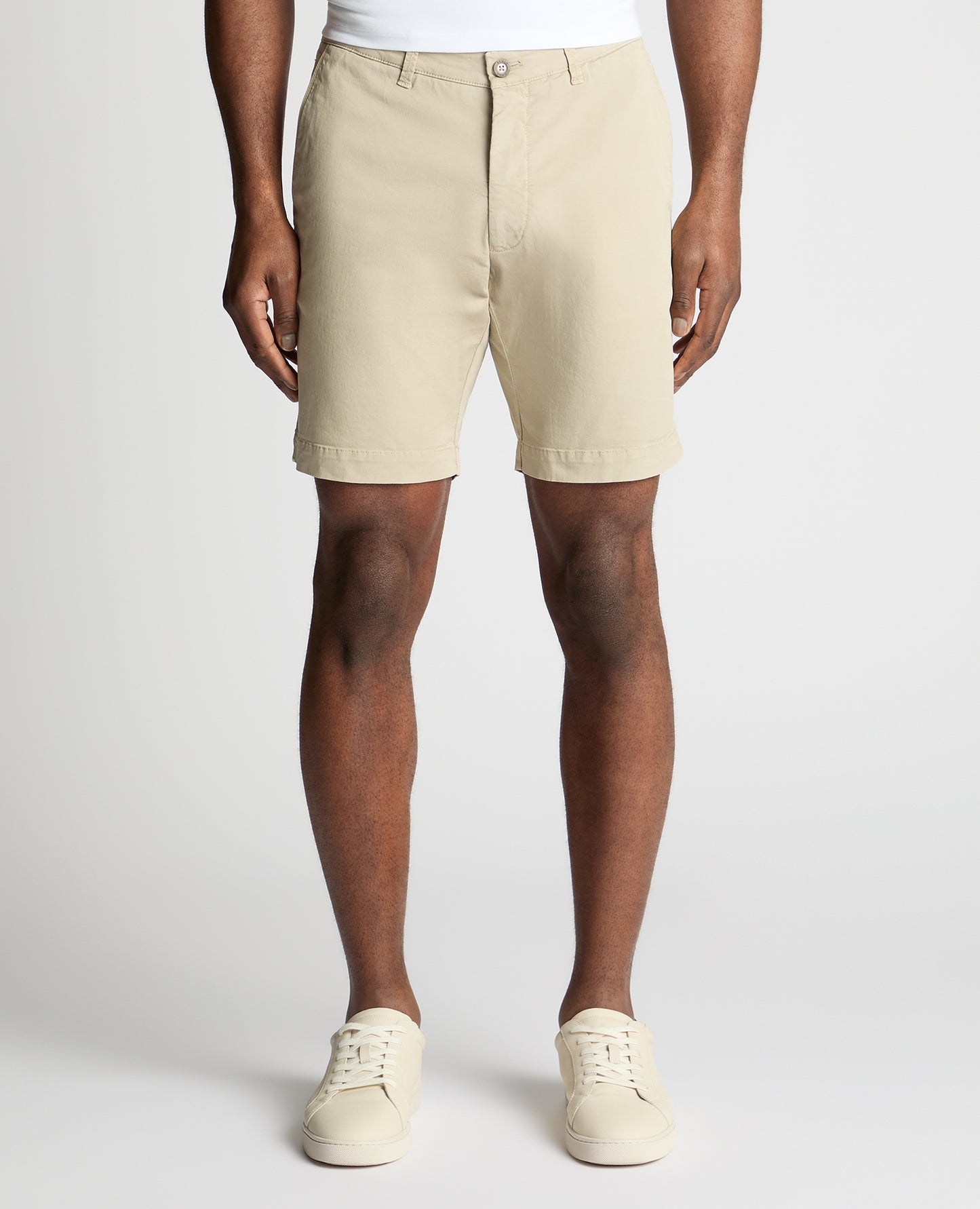 Man wearing a stone chino