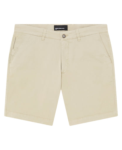 Man wearing a stone chino