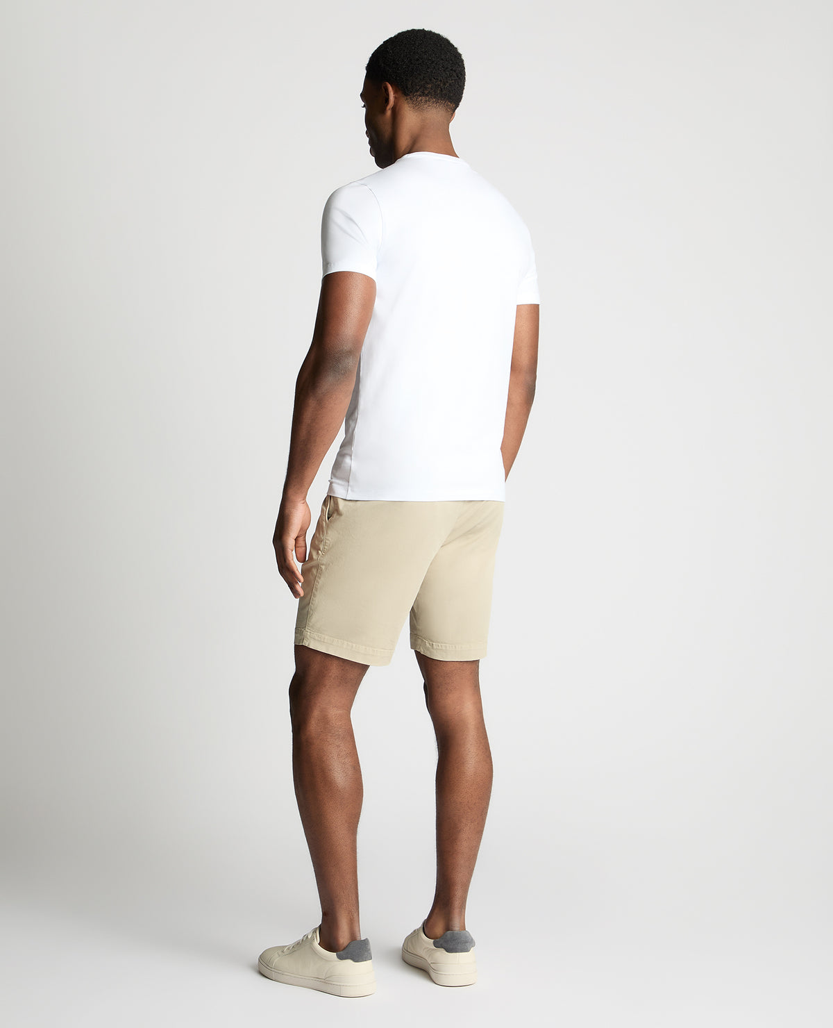 Man wearing a stone chino