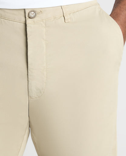 Man wearing a stone chino