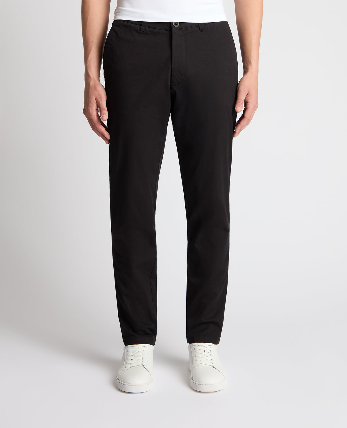 Man wearing a Black chino