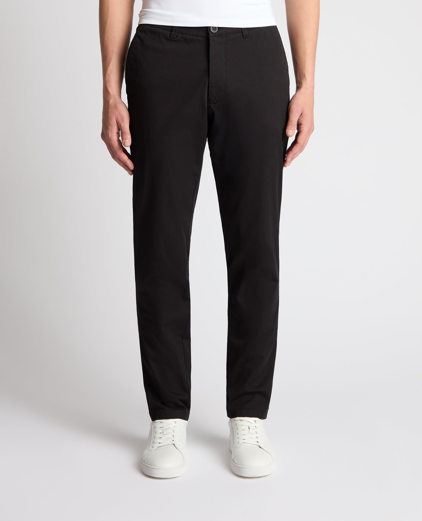 Man wearing a Black chino
