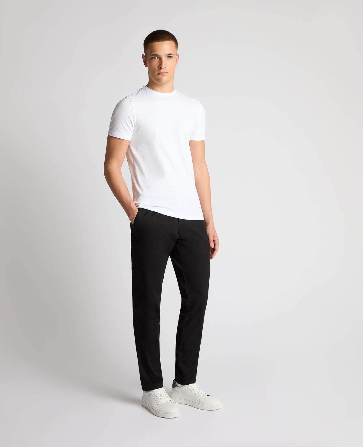 Man wearing a Black chino