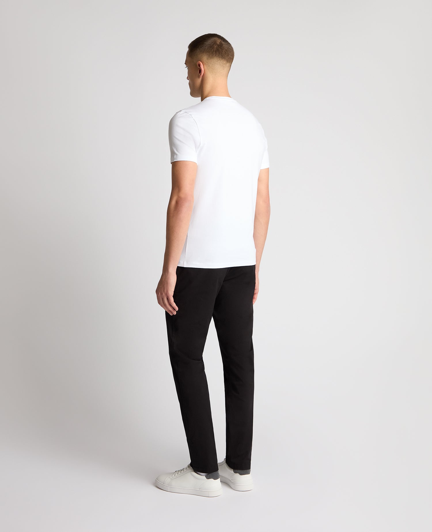 Man wearing a Black chino
