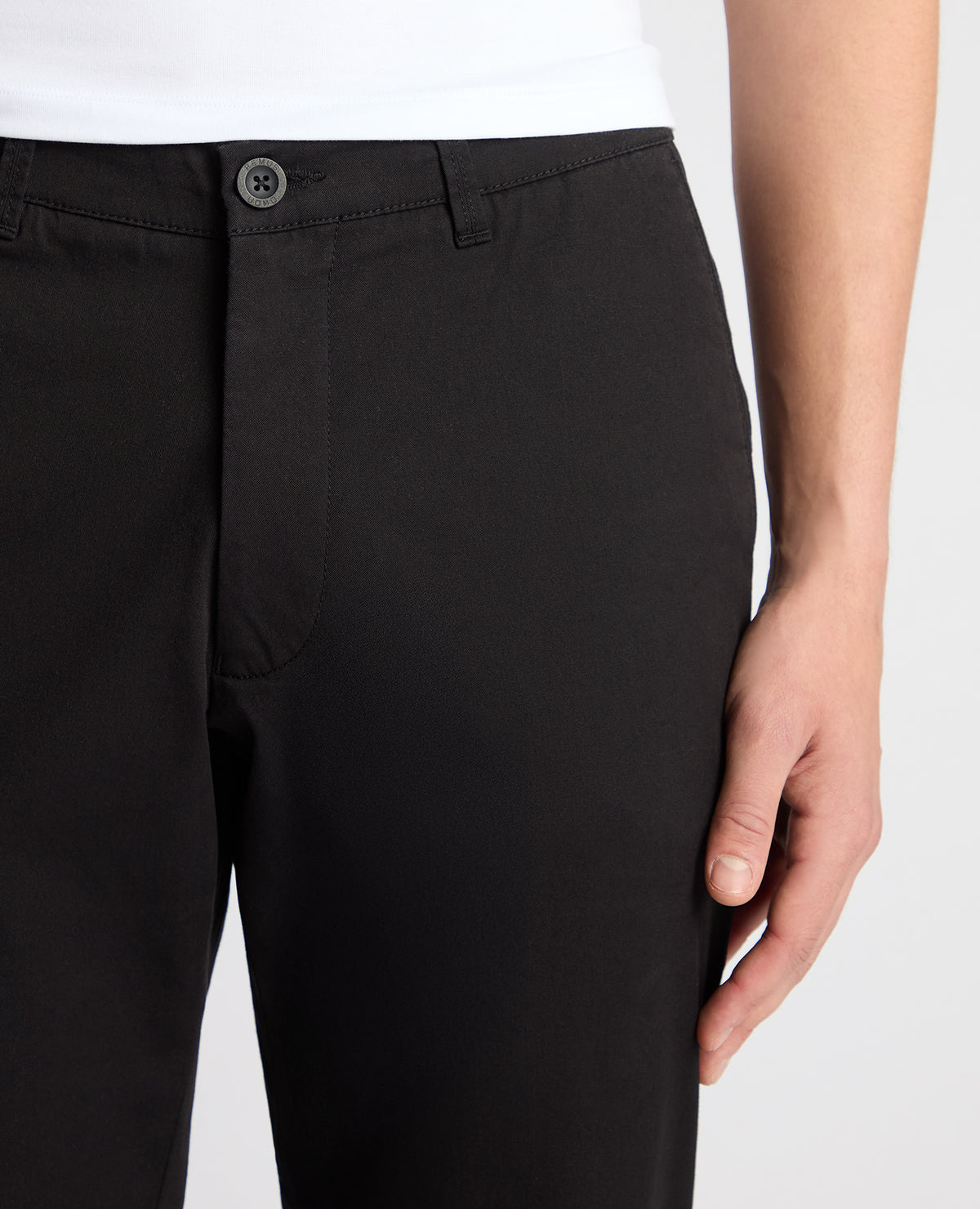Man wearing a Black chino