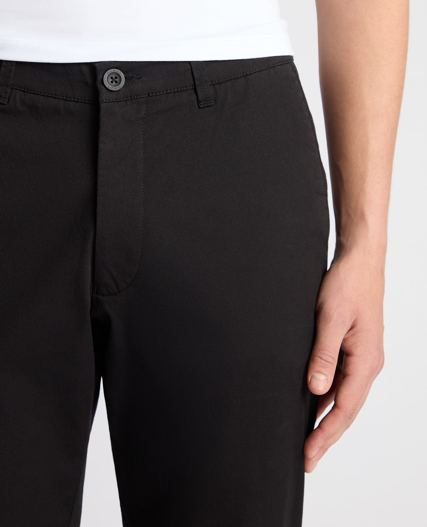 Man wearing a Black chino