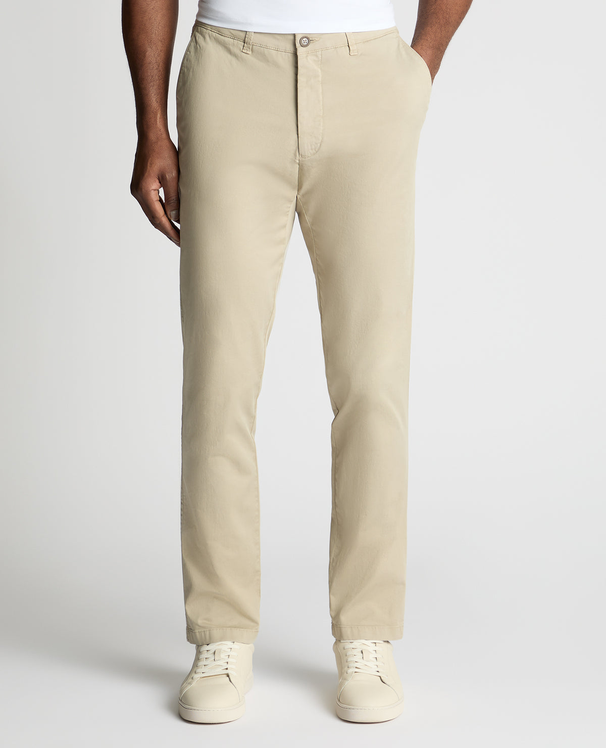 Man wearing a stone chino