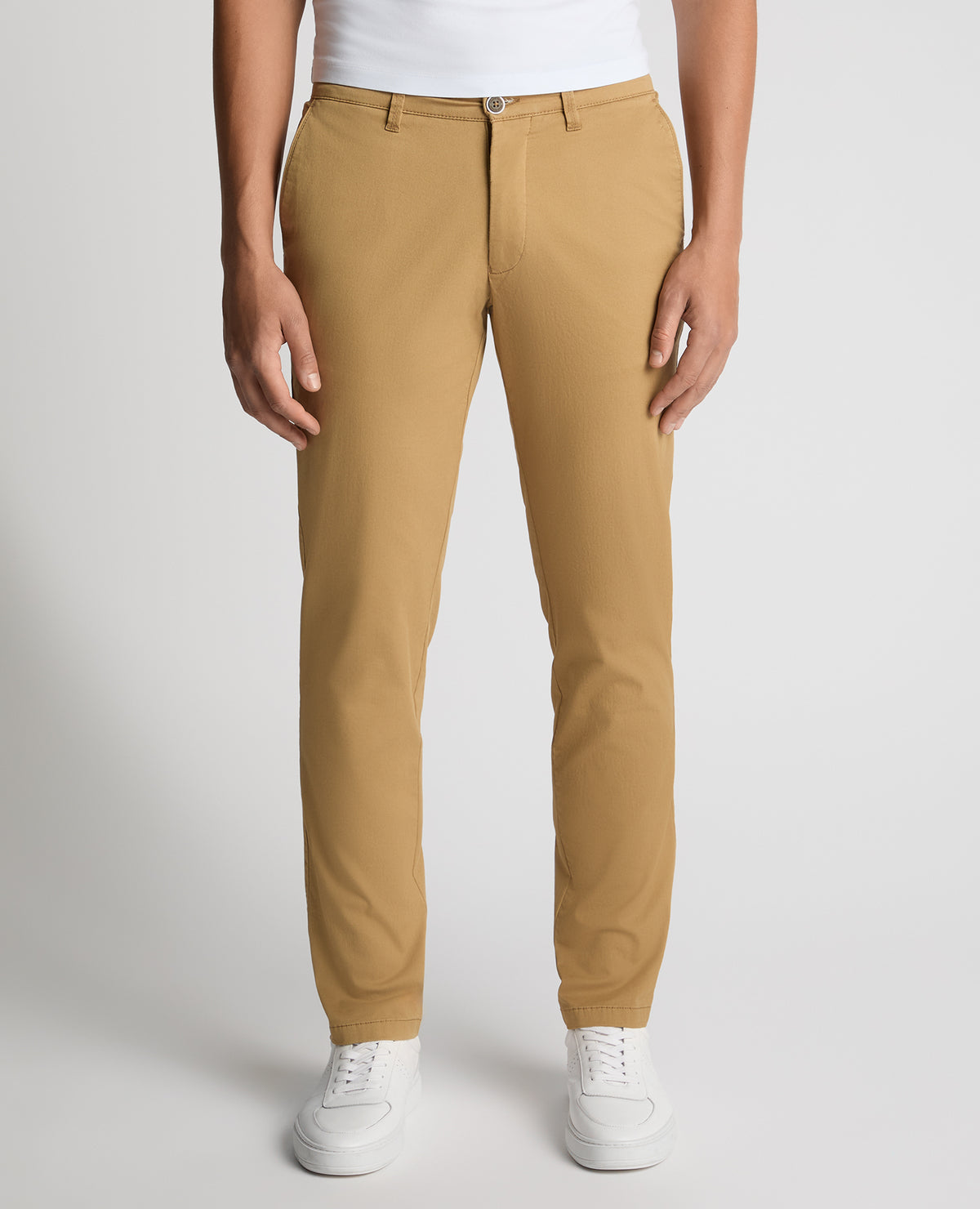 Man wearing a stone chino