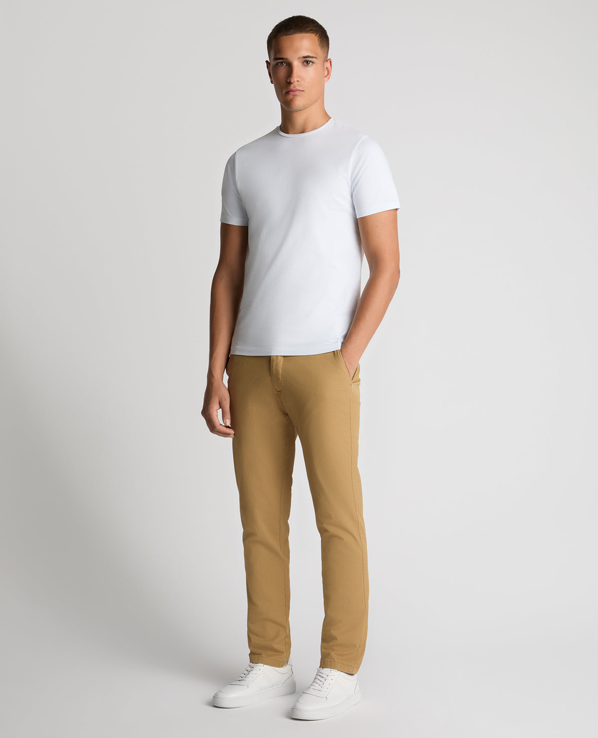 Man wearing a stone chino