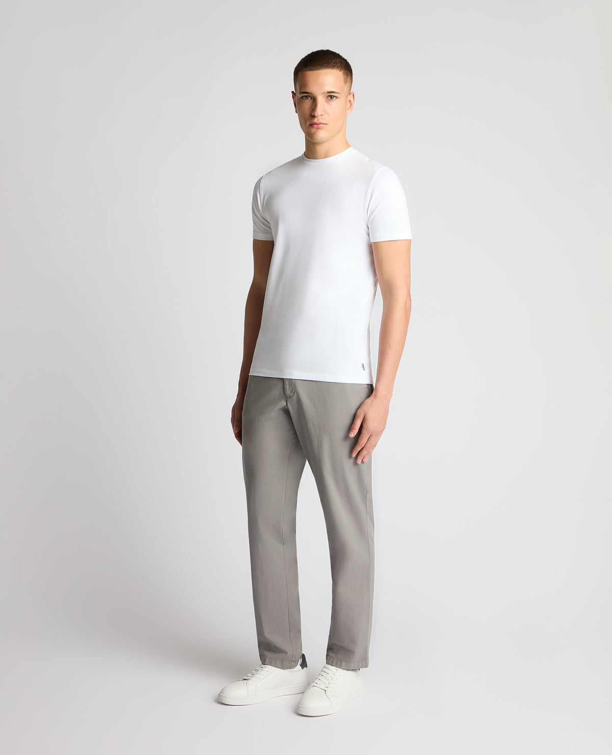 Man wearing a Grey chino