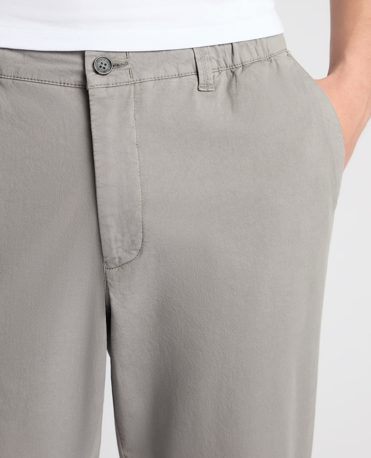 Man wearing a Grey chino