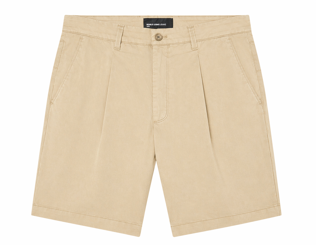 Man wearing a cream chino
